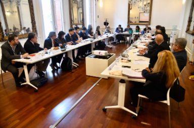 mesa redonda reunión interconecta bloque jurídico